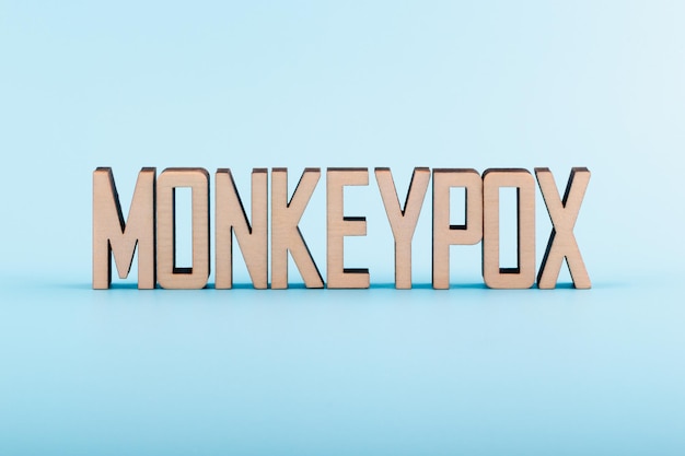 파란색 배경 원숭이 수두 바이러스 개념에 나무 문자 텍스트 MONKEYPOX