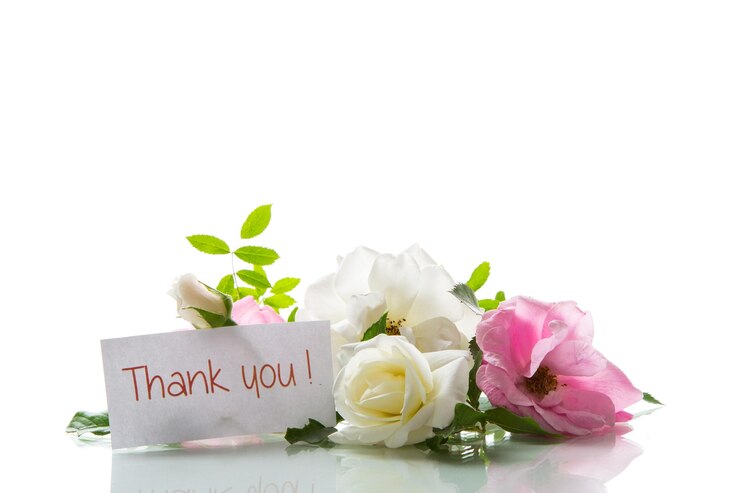 Photo wooden light background with white and pink roses