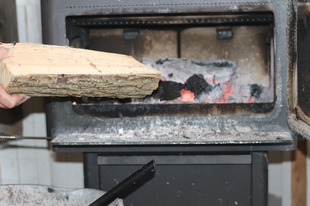 Foto un tronco di legno sulla griglia del barbecue