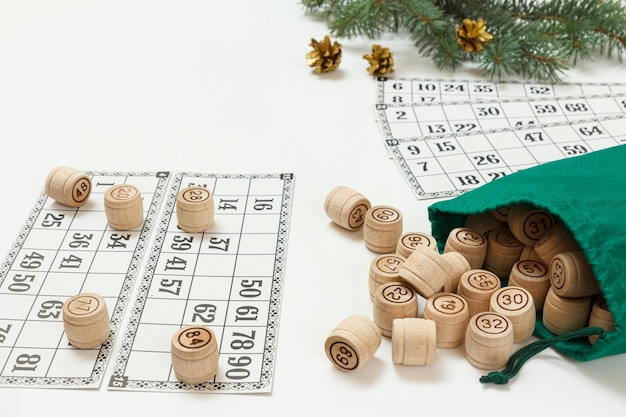 Foto botti del lotto in legno con borsa e carte da gioco per un gioco al lotto