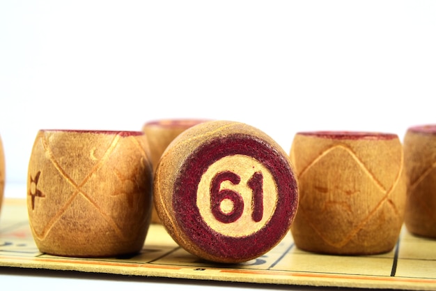 白い背景の家族のビンゴゲームで分離された番号61の木製の宝くじの樽