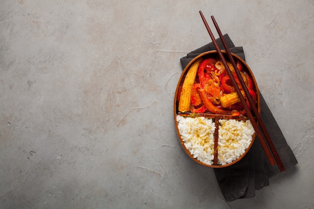 Scatola da pranzo in legno con cibo sano