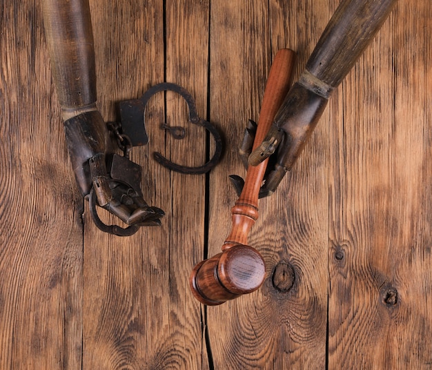 Photo wooden mannequin hands and law hammer