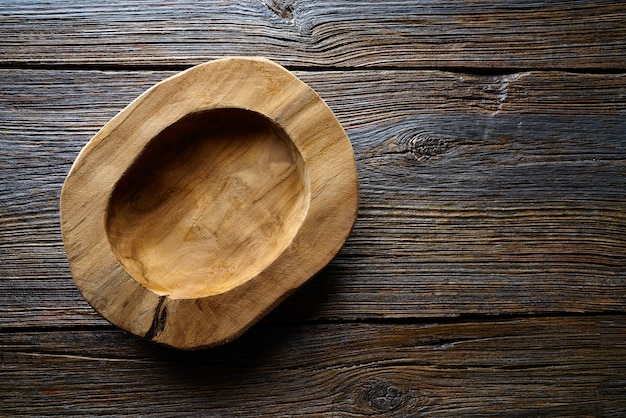 Ciotola del piatto manuale di legno sulla tavola di legno