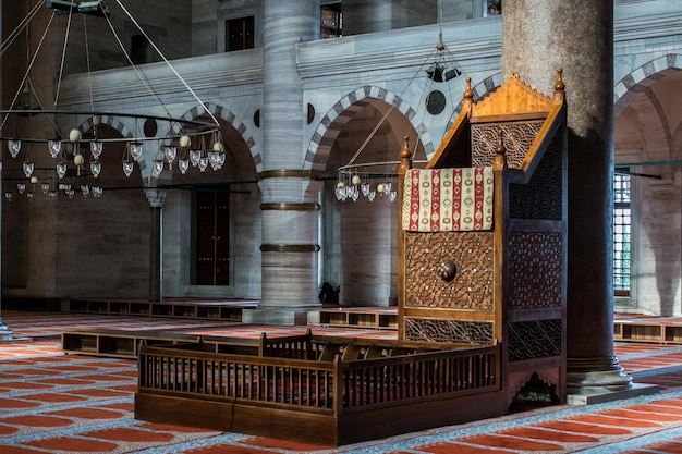 Фото Деревянная минбарная кафедры османского времени в мечети