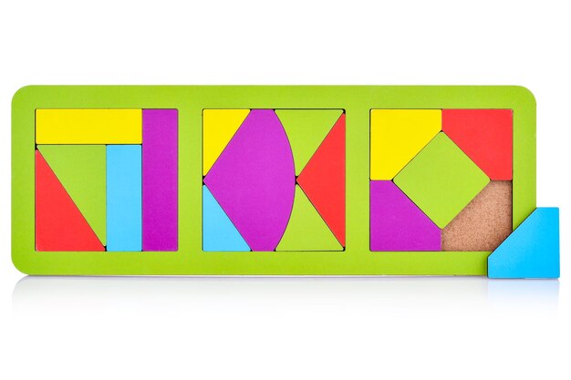 흰색 배경에 고립 된 어린이를위한 나무 여러 가지 빛깔의 퍼즐 밝은 기하학적 모양의 퍼즐 몬테소리 어린이 교육 게임 미세 운동 기술과 논리의 개발