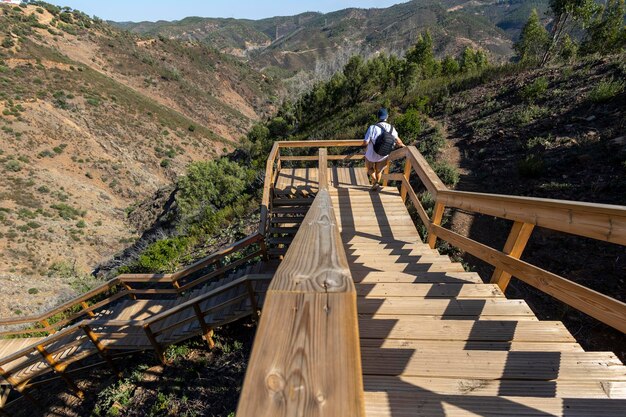 Photo wooden path on the mountain