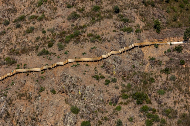 Photo wooden path on the mountain