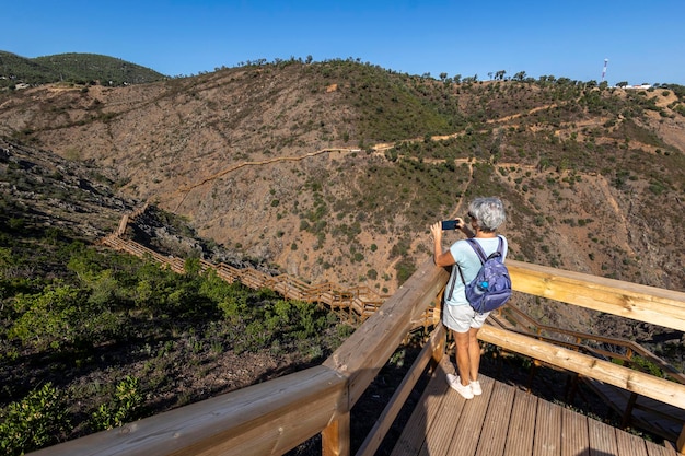 Photo wooden path on the mountain