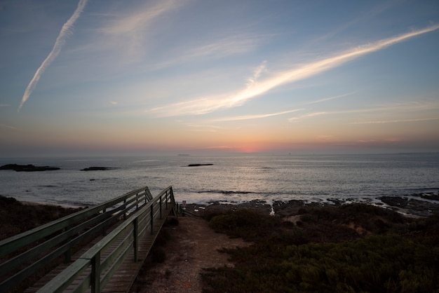 写真 ボートで夕暮れしながら海への木道