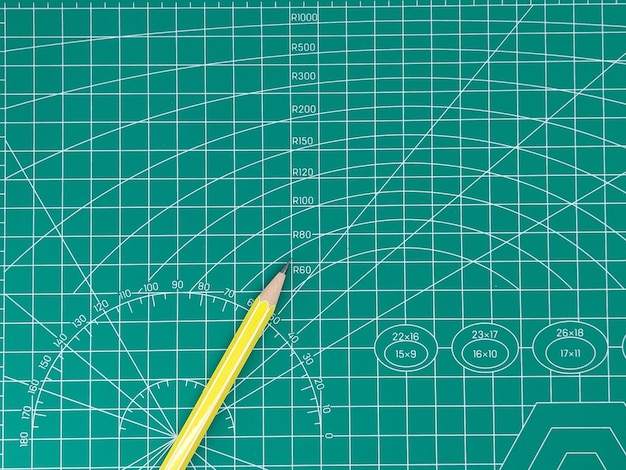 緑のカッティング マットに置かれた木製の鉛筆教育概念