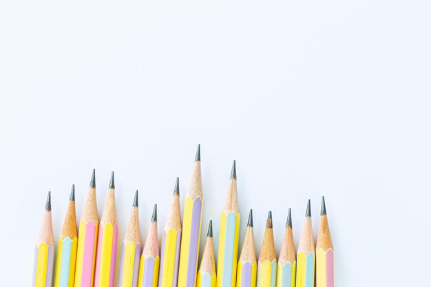 白い背景の上の木製の鉛筆、白の鉛筆