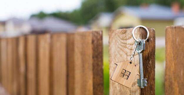Foto pendente in legno di una casa e chiave