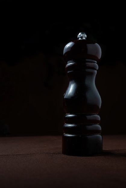 Photo wooden pepper mill on a restaurant table