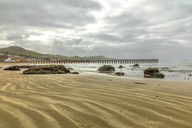 Foto il molo in legno sulla cayucos state beach, cayucos california
