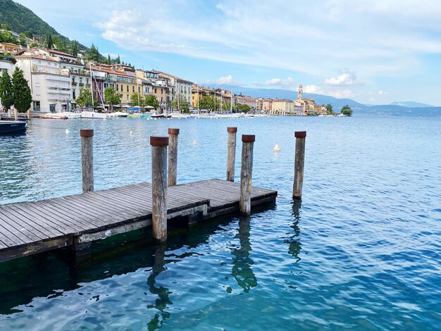 Foto molo di legno sul lago contro il cielo