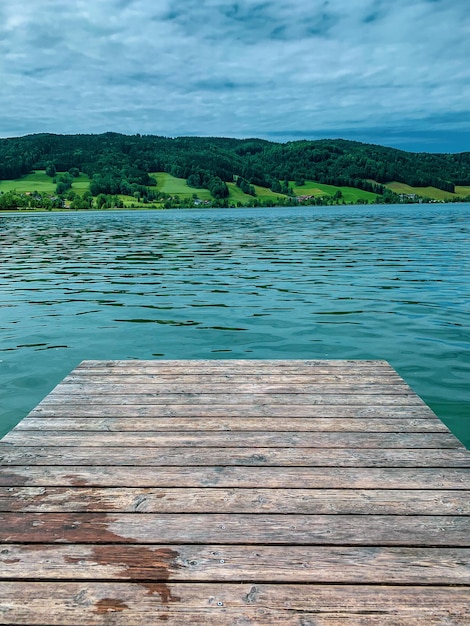 Foto piero di legno sul lago contro il cielo