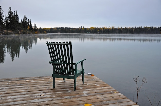 Photo wooden pier on lake against sky