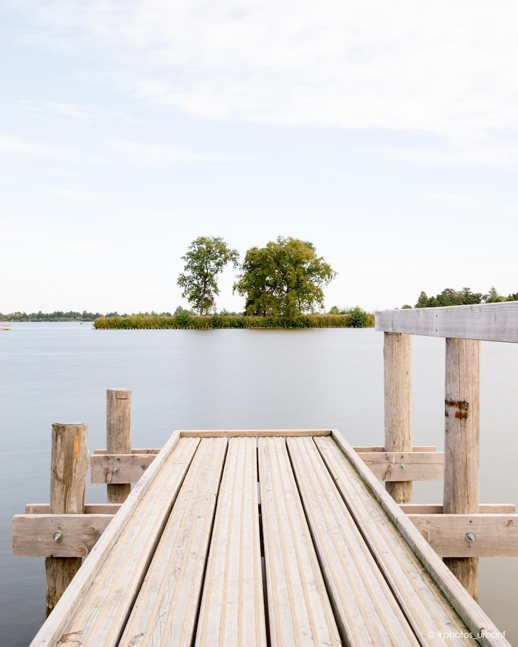 Photo wooden pier over lake against sky