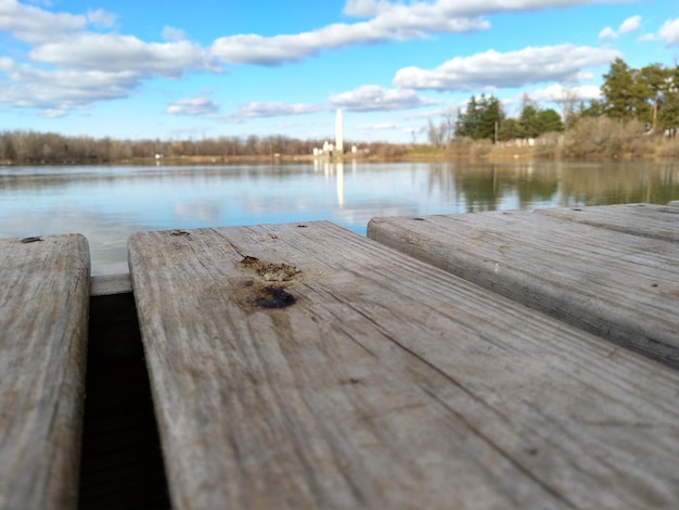 Photo wooden pier on lake against sky