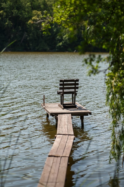 Foto molo di legno sul lago nel villaggio