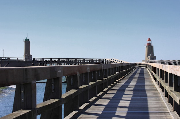 ノルマンディーフランスのフェカンプ港の木製の桟橋と灯台