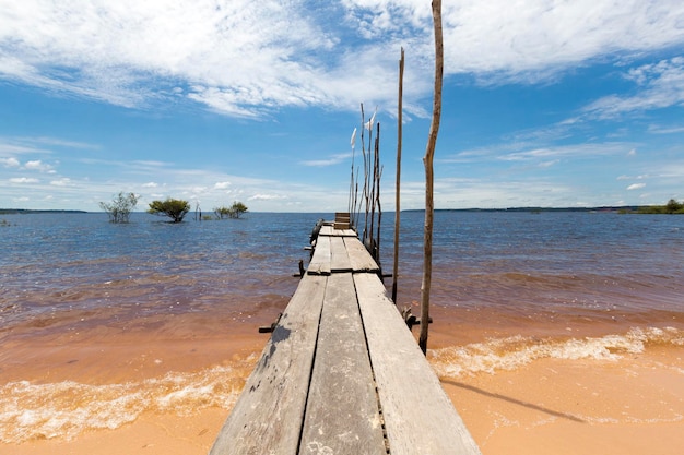 ブラジル マナウスのアマゾン川の木製の桟橋と砂浜