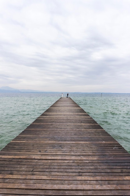 Foto piero di legno sul mare contro il cielo