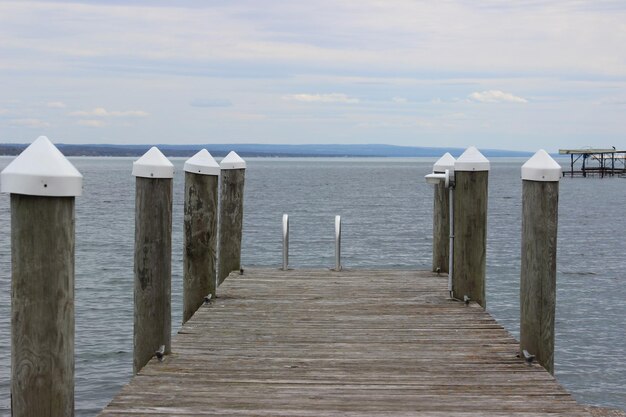 Foto piero di legno sul mare contro il cielo