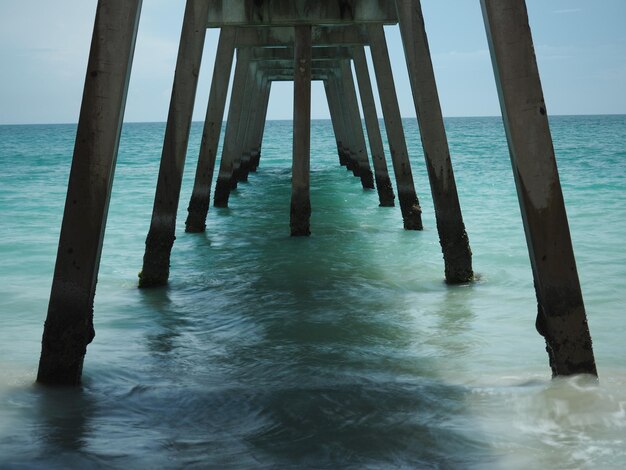 Photo wooden pier on sea against sky