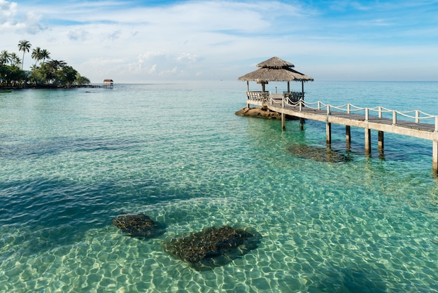 プーケット、タイの日没の間に木製の桟橋。夏、旅行、休暇、休暇のコンセプト。