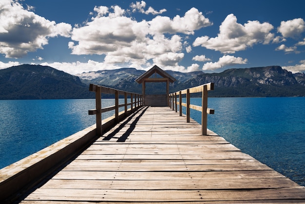 Foto molo di legno sull'acqua turchese