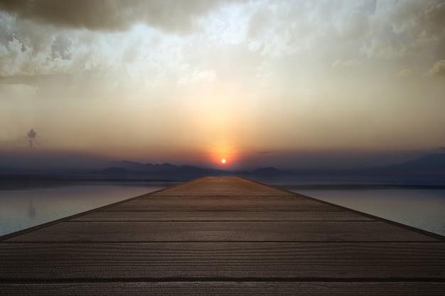 Pontile in legno con vista lago e sfondo cielo al tramonto