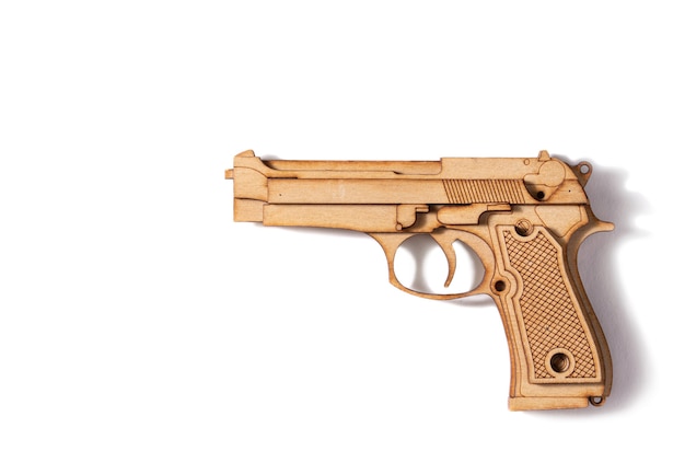 Foto pistola in legno su sfondo bianco giocattolo per bambini