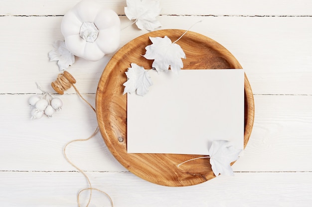 Photo wooden place with white sheet of paper