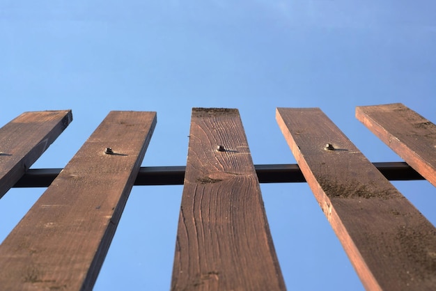 Foto staccionata in legno su sfondo blu cielo