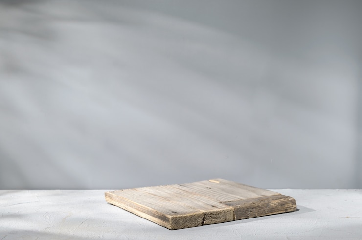 Photo wooden plank on gray surface with natural illumination