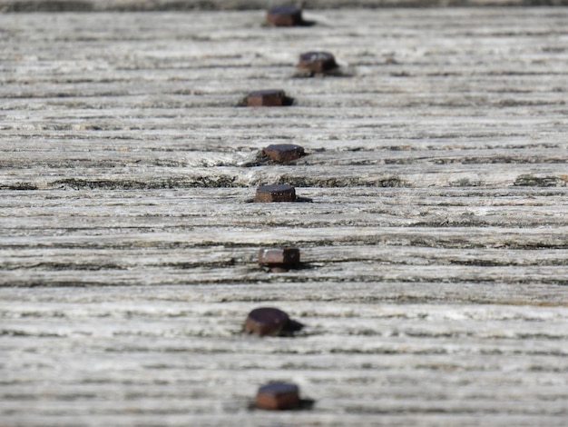 Photo wooden planks with bolts