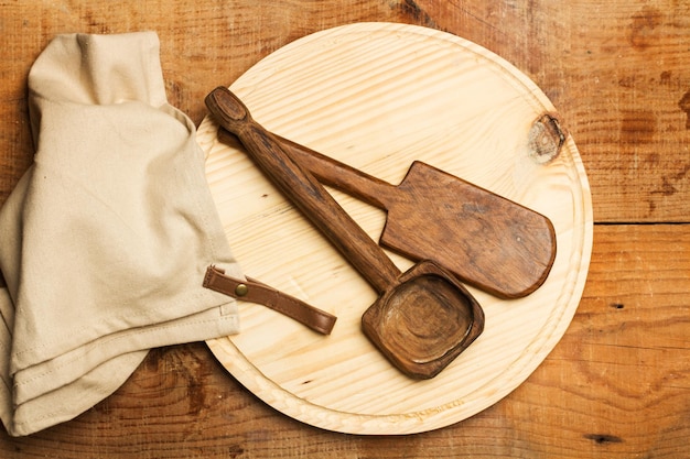 写真 木製の皿と木製のテーブルの上の台所用品