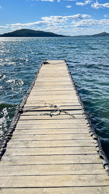 деревянная платформа с видом на море