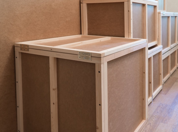 Foto scatole in compensato di legno per il trasporto e lo stoccaggio. cassa per uso domestico