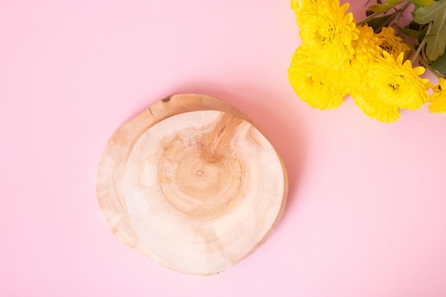 Деревянный подиум или пьедестал с цветами хризантемы, вид сверху Макет для ваших косметических продуктов