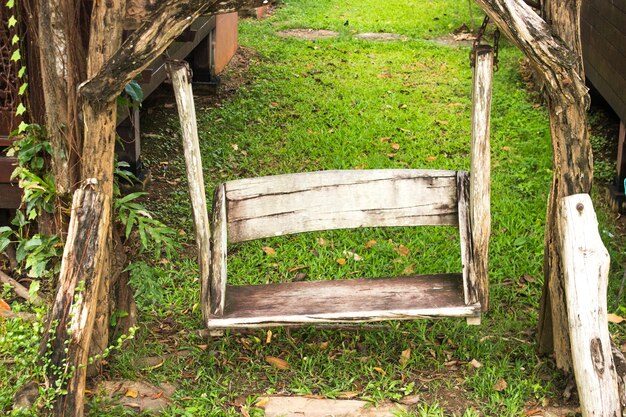 Foto altalena di portico in legno in giardino