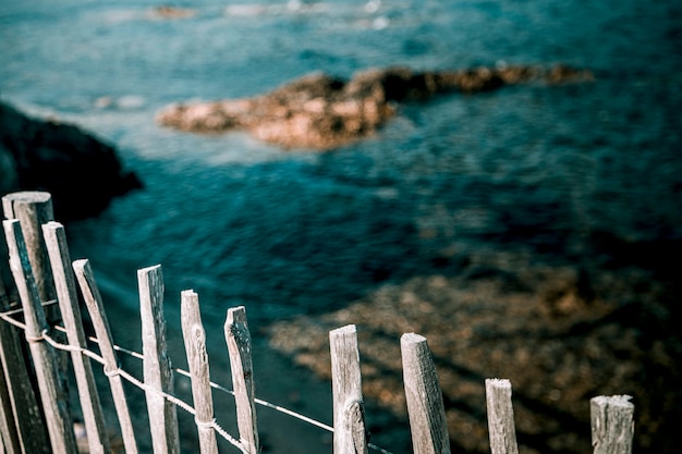 Foto palo di legno su una recinzione in mare