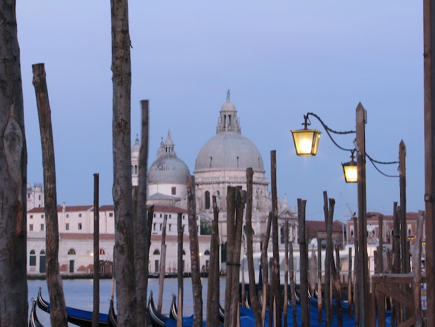 Postelli di legno contro il saluto di santa maria della salute