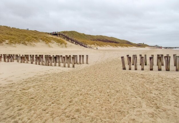 Foto postelli di legno sulla spiaggia contro il cielo