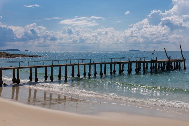 Photo wooden posts on beach against sky