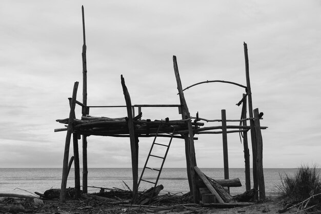 Foto postelli di legno sulla spiaggia contro il cielo