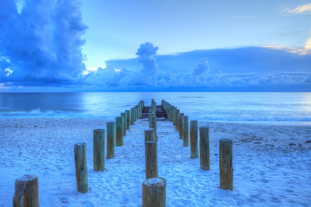 空の向こうの海に木の柱