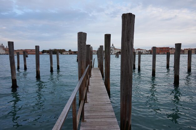 Foto postelli di legno in mare contro il cielo